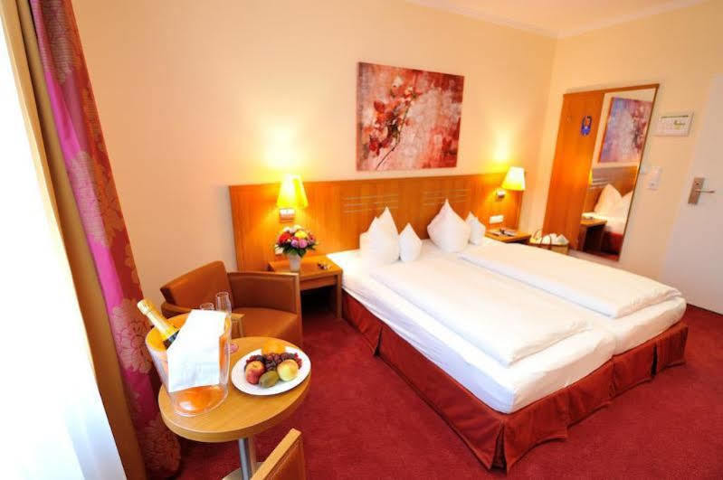 לינדאו Hotel Vis A Vis מראה חיצוני תמונה