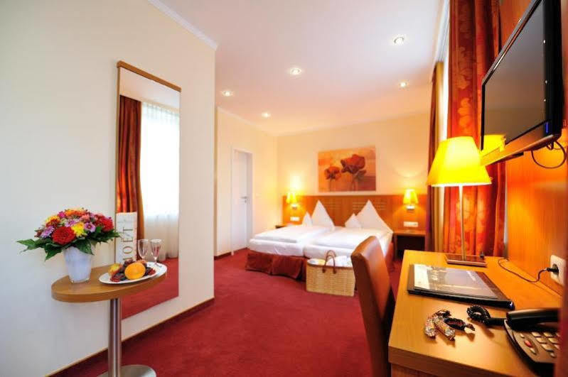 לינדאו Hotel Vis A Vis מראה חיצוני תמונה